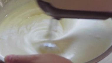 Kadınlar el çırpma makinesiyle yumurta çırpıyor..