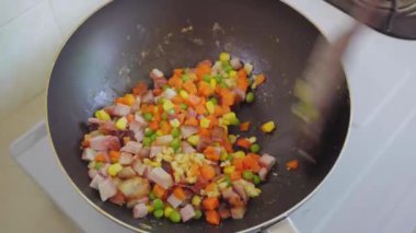 Sarımsak pişirme ve Char Siew Et dilimleri ekleme