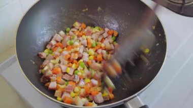 Sarımsak pişirme ve Char Siew Et dilimleri ekleme