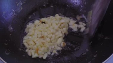 Tavada kızartılmış sarımsak.