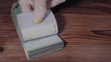 Sabahın görüntüsü kahve bardağa dökülüyor.