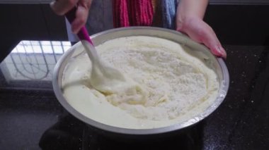Kadınlar unu kremayla karıştırır.