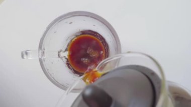 Sabahın görüntüsü kahve bardağa dökülüyor.