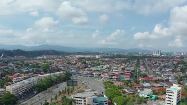 Filmagem Aérea Cidade Silence Poucos Carros Passam Por Ruas Kota — Vídeo de Stock