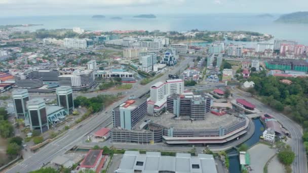 在马来西亚沙巴州卢阳科塔Kinabalu 沉默城的空中录像和很少有汽车经过相当多的街道 空荡荡的道路 没有交通 — 图库视频影像