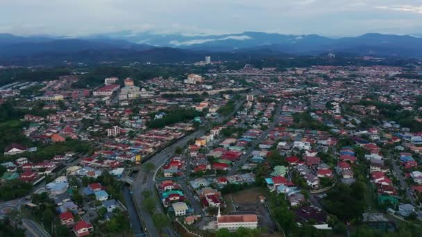 在马来西亚沙巴州Kota Kinabalu City 由于科塔 基纳巴卢流感大流行而被封锁期间 寂静城的空中录像和很少有汽车穿过相当多的街道 空荡荡的道路 没有交通 — 图库视频影像