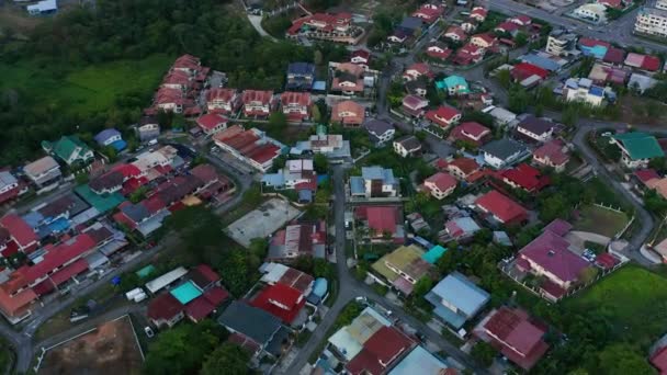 沈黙の街の空中映像といくつかの車はコロナウイルスのパンデミックのためにロックダウン中にマレーシアのサバ州コタキナバル市のかなりの通りを通過します 道路が空いて交通もない — ストック動画