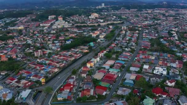 在马来西亚沙巴州Kota Kinabalu City 由于科塔 基纳巴卢流感大流行而被封锁期间 寂静城的空中录像和很少有汽车穿过相当多的街道 空荡荡的道路 没有交通 — 图库视频影像
