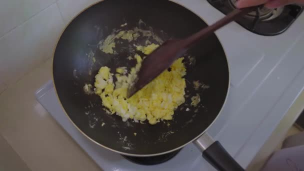 Yerel Hanımı Demir Tavada Kızarmış Yumurta Pişiriyor — Stok video