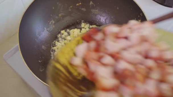 Filmación Cocción Ajo Añadir Rebanadas Char Siew Meat — Vídeo de stock