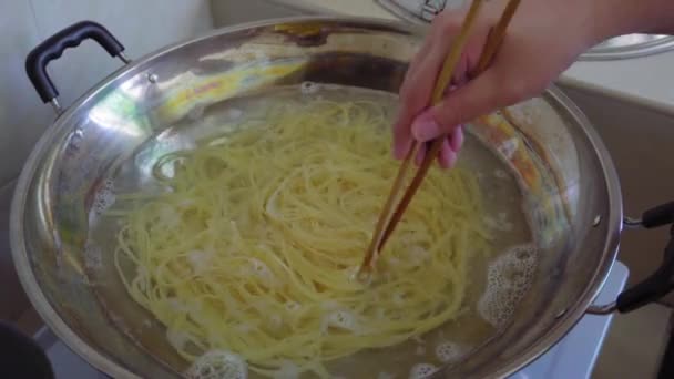 帕斯塔在锅里把水烧开了 意大利菜 把意大利面放在开水里 在盘中烹调的语言学 — 图库视频影像