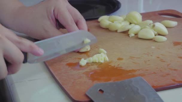 Hombre Mano Usando Cuchillo Para Cortar Ajo — Vídeos de Stock