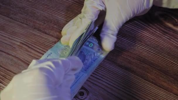 Weibliche Hände Mit Medizinischen Handschuhen Berechnen Die Banknoten Der Malaysia — Stockvideo