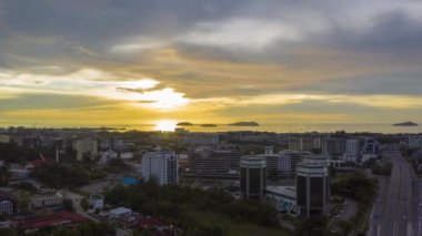 Kota Kinabalu City, Sabah, Malezya 'da güzel günbatımının hava görüntüleri