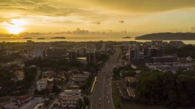 Kota Kinabalu City, Sabah, Malezya 'da güzel günbatımının hava görüntüleri
