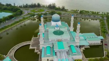 Kota Kinabalu, Sabah, Malezya 'daki Güzel Yüzen Cami Likas Camii (Mescid Bandaraya Likas), aynı zamanda Kota Kinabalu, Sabah, Malezya' daki En Ünlü Turist Yeri olarak da bilinir.