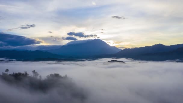 Barevný Východ Slunce Nad Horou Kinabalu Výhledem Přírodní Mlhu Guakon — Stock video