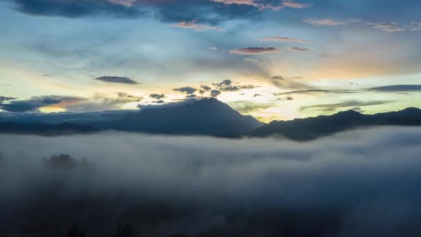 Barevný Východ Slunce Nad Horou Kinabalu Výhledem Přírodní Mlhu Guakon — Stock video