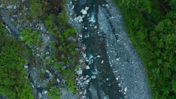 Images aériennes de drone de beau village rural avec forêt verte et rivière propre 