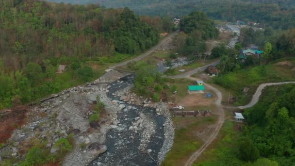 Rekaman Drone Udara Desa Yang Indah Dengan Hutan Hijau Dan — Stok Video