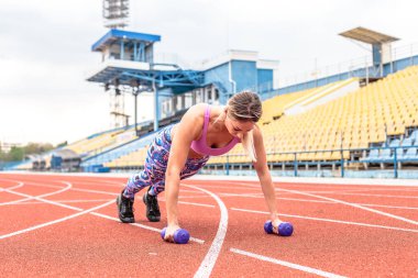 Atletik spor salonu, yoga, stadyumda jimnastik. Güzel vücut. Sarışın.