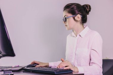 Programcı kız bilgisayarda çalışıyor. Kadınların elinden bilgi teknolojisi. Kadınlar iş başında. Kız evden çalışıyor..