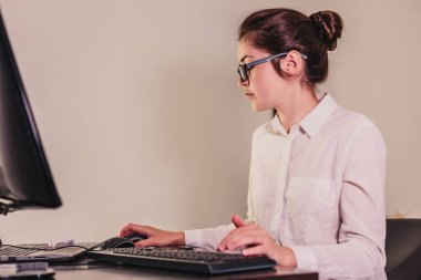 Programcı kız bilgisayarda çalışıyor. Kadınların elinden bilgi teknolojisi. Kadınlar iş başında. Kız evden çalışıyor..