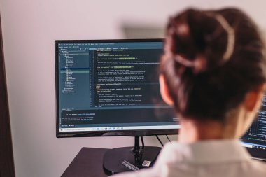 Programcı kız bilgisayarda çalışıyor. Kadınların elinden bilgi teknolojisi. Kadınlar iş başında. Kız evden çalışıyor..