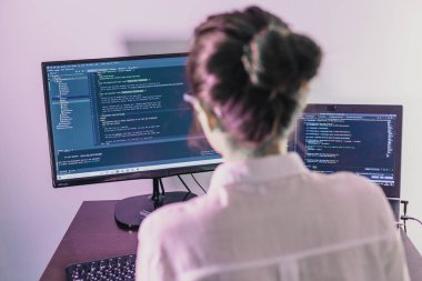 Programcı kız bilgisayarda çalışıyor. Kadınların elinden bilgi teknolojisi. Kadınlar iş başında. Kız evden çalışıyor..