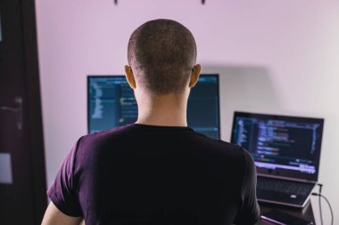 Gözlüklü bilgisayar programcısı. Bilgi Teknolojisi. Kadınlar iş başında. Adam evden çalışıyor..