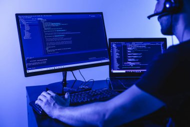 Gözlüklü bilgisayar programcısı. Bilgi Teknolojisi. Kadınlar iş başında. Adam evden çalışıyor..