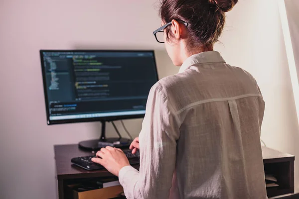 Programmeuse Travaille Ordinateur Technologies Information Par Les Mains Des Femmes — Photo