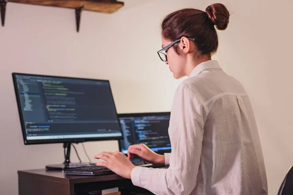 Programadora Trabalha Computador Tecnologia Informação Pelas Mãos Das Mulheres Mulheres Imagem De Stock