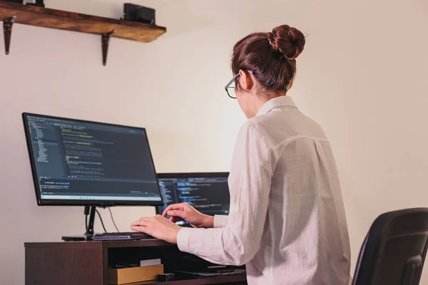 Programadora Trabalha Computador Tecnologia Informação Pelas Mãos Das Mulheres Mulheres Imagem De Stock