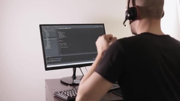 일하는 즐거움 재미있는 아이디어를 가지고 컴퓨터에서 일하고 있습니다 컴퓨터에 남자가 — 비디오