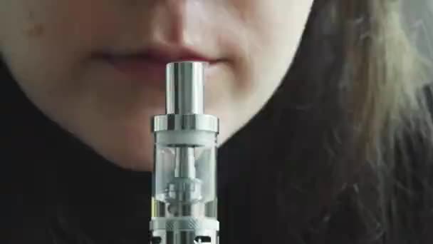담배피는 섹시 한 여자 — 비디오