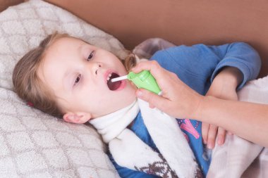 Yatakta eşarp yatan hasta kız