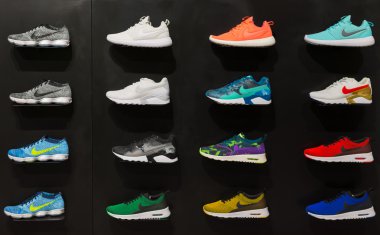 Johannesburg, Güney Afrika - 12 Eylül 2016: renkli Nike footwears sergi siyah raf mağaza Johannesburg, Güney Afrika. Nike A.ş. için de Amerikan çokuluslu kuruluştur