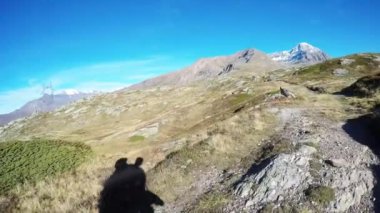 Backpacker pastoral manzara modunda hiking. Açık hava etkinlikleri, macera ve keşif Alpler, Sonbahar sezonu. Öznel görünümü.
