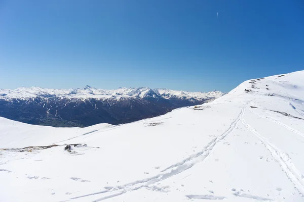 Weitwinkelblick auf ein Skigebiet in der Ferne mit eleganten Berggipfeln, die sich in der Wintersaison aus dem Alpenbogen erheben. torino provinz an der grenze zu italien frankreich. — Stockfoto