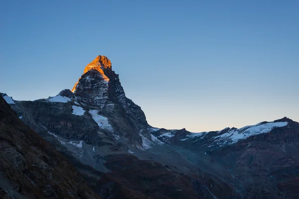 Luz do pôr do sol sobre o elegante cume Matterhorn ou Cervino (4478 m), lado italiano, Valle d 'Aosta . — Fotografia de Stock