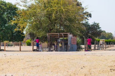 Caprivi, Namibya - 20 Ağustos 2016: yoksul insanların, köylerine kırsal Caprivi şerit çalışan en Namibya, Afrika bölgesinde doldurulur.