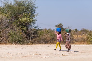 Caprivi, Namibya - 20 Ağustos 2016: yoksul kadınların kırsal Caprivi şerit yol kenarında yürürken, Namibya, Afrika bölgesinde en doldurulan.