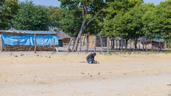 Caprivi, Namibia - 20 agosto 2016: Povero adolescente che gioca sul ciglio della strada nella striscia rurale di Caprivi, la regione più popolata della Namibia, Africa . — Foto Stock