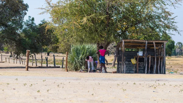 Caprivi, Namibia - 20 augusti 2016: Fattiga människor som arbetar i deras by i den lantliga Capriviremsan, mest befolkade regionen i Namibia, Afrika. — Stockfoto