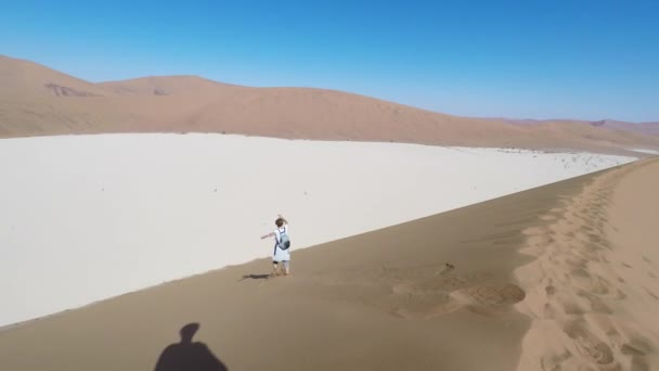 Turist vandra i den majestätiska Namiböknen, Sossusvlei, Namib Naukluft National Park, största besöksattraktion och resmål i Namibia. Äventyr i Afrika. — Stockvideo