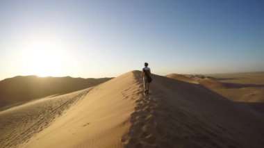 Görkemli Namib Çölü, Sossusvlei, Namib Naukluft Milli Parkı, ana ziyaretçi cazibe ve seyahat hedef Namibya yürüyen turist. Afrika macera.