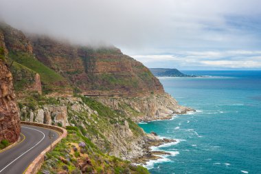 Chapman'ın en yüksek sürücü, Cape Town, Güney Afrika. Zor bir kıyı şeridi kış sezonunda, bulutlu ve dramatik gökyüzü, Atlantik Okyanusu sallayarak.