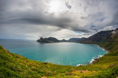 Bir Hout Bay, Cape Town, Güney Afrika, Chapman'ın pik üzerinden balıkgözü ultrawide görünümü. Kış sezonu, bulutlu ve dramatik gökyüzü.
