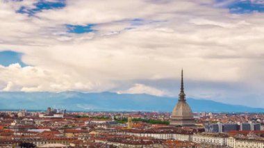Mole Antonelliana binalar üzerinde yükselen ile Timelapse video Torino (Turin, İtalya) manzarası. Rüzgar fırtına bulutları içinde belgili tanımlık geçmiş Alpler üzerinden.
